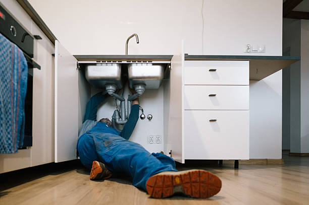 Professional Emergency Plumber technician working in Highland Park, PA